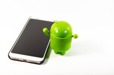 Mayıs 2019. Los Angeles, Amerika Birleşik Devletleri. Beyaz bir arka plan ve bir akıllı telefon ile Yeşil plastik Android rakam. Şekil, logo Android, Google