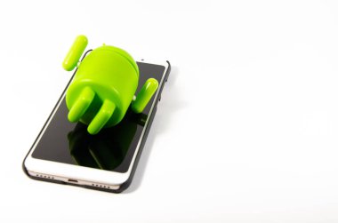 Mayıs 2019. Los Angeles, Amerika Birleşik Devletleri. Beyaz bir arka plan ve bir akıllı telefon ile Yeşil plastik Android rakam. Şekil, logo Android, Google