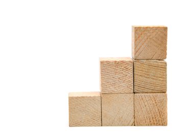 Beyaz arka planda tahta küpler. Merdivenler şeklinde küpler, kariyer tırmanışı