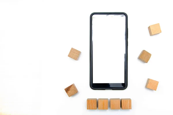 Holzwürfel Und Smartphone Auf Weißem Hintergrund Das Smartphone Liegt Rechts — Stockfoto