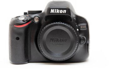 Haziran 2020. Kramatorsk, Ukrayna. Nikon D5100 SLR kamerası beyaz arkaplanda. Matrix, makro kameradaki ayna. Nikon kamerasını makroda denetler