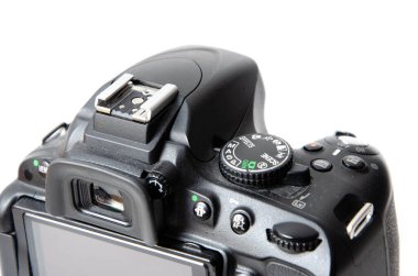 Haziran 2020. Kramatorsk, Ukrayna. Nikon D5100 SLR kamerası beyaz arkaplanda. Matrix, makro kameradaki ayna. Nikon kamerasını makroda denetler