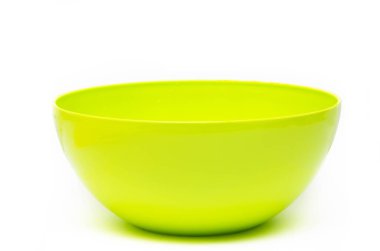 Beyaz arka planda yeşil plastik kase. Kapasite, ortadaki beyaz zemin üzerinde parlak yeşil plastikten yapılmış kap