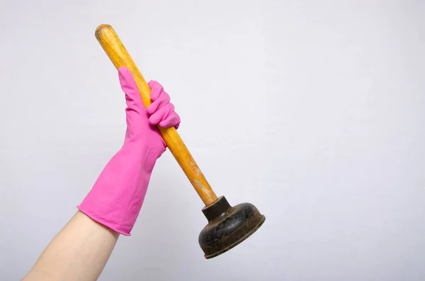 Vantus. Female hands in pink gloves hold a large plunger for cleaning pipes, blockages. Vantus with a wooden handle. Vantus in hands and gloves — Stock Image Vantus Female Hands Pink Gloves Hold Large Plunger Cleaning Pipes Stock Image