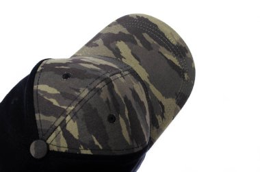 Beyaz arka planda iki renkli erkek şapkası. Beyzbol şapkası arkası, önü ve askeri atölyenin güneşliği siyah, haki rengi kamuflaj. Makro kamuflajlı siyah erkek şapkası. Yan görüş, kıç, üst. Kapak kapatma, üst düğme, havalandırma deliği.