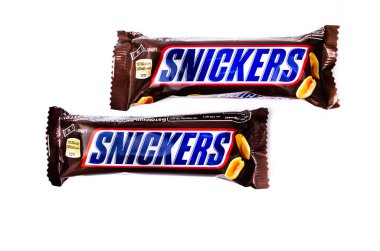 Haziran 2020. Kiev, Ukrayna. Beyaz arka planın yanında 50 gramlık iki küçük snickers uzanır. Makro olarak üst görünüm ve yan görünüm