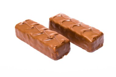Makro paketlemeden 50 gram ağırlığında iki küçük snickers çubuğu yan yana uzanıyor. Snickers, iki çubuk çikolata.