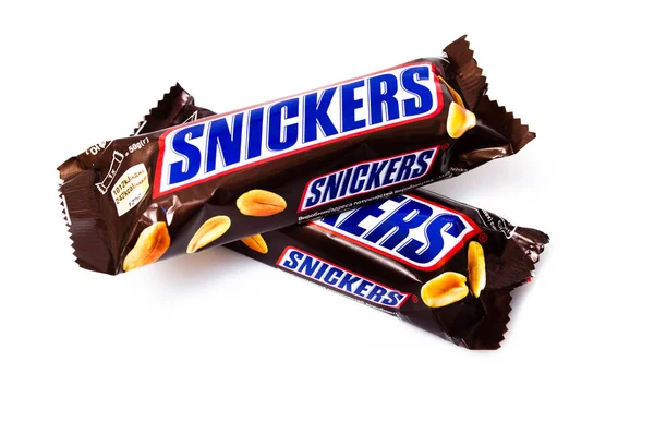 Junho 2020 Kiev Ucrânia Duas Pequenas Barras Individuais Snickers Gramas — Fotografia de Stock