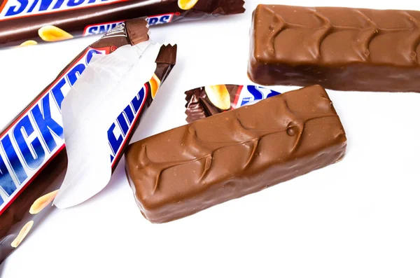 Junho 2020 Kiev Ucrânia Duas Barras Snickers Pequenas Fundo Branco — Fotografia de Stock