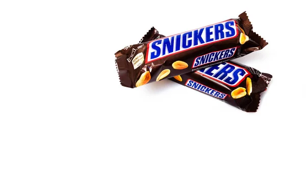 2020 Június Kijev Ukrajna Két Kis Grammos Snickers Rúd Fekszik — Stock Fotó