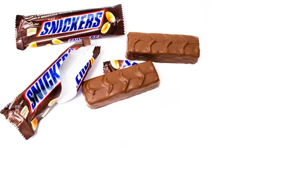 Juni 2020 Kiev Oekraïne Twee Enkele Kleine Snickers Repen Een — Stockfoto