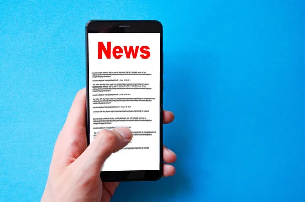 Nyheter Läser Nyheterna Inskriptionen Röda Nyheter Smartphone Skärmen Ligger Blå — Stockfoto