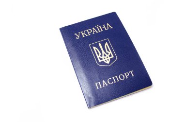 Beyaz arka planda Ukrayna pasaportu. Makrodaki Ukrayna vatandaşının pasaportu. Pasaport Genel planı ve yakın plan