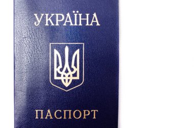 Beyaz arka planda Ukrayna pasaportu. Makrodaki Ukrayna vatandaşının pasaportu. Pasaport Genel planı ve yakın plan