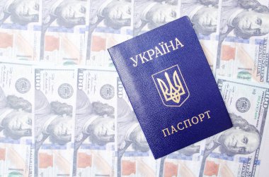 Ukrayna pasaportu beyaz arka planda 100 dolar değerinde dolarların üzerinde yer alır. Makro olarak.