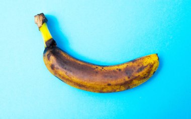 Makro mavi arka planda gevşek çürük siyah muz