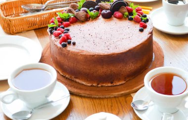 Yukardaki böğürtlenlerden kakaolu pasta, siyah frenk üzümü, bisküvi, yuvarlak tabakta tatlı. Pasta dilimi, makroda böğürtlen. İki numaralı doğum günü pastası. Üst manzara, yan manzara. Yakın plan.