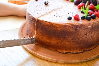 Yukardaki böğürtlenlerden kakaolu pasta, siyah frenk üzümü, bisküvi, yuvarlak tabakta tatlı. Pasta dilimi, makroda böğürtlen. İki numaralı doğum günü pastası. Üst manzara, yan manzara. Yakın plan.