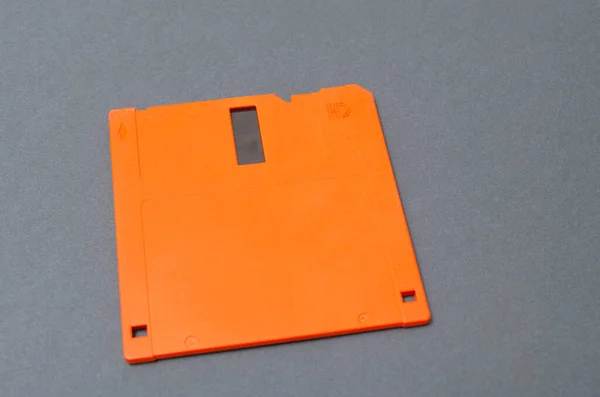 Oranje Diskette Een Zwarte Achtergrond Floppy Disk Algemeen Plan Close — Stockfoto