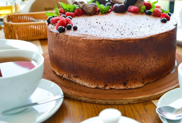 Ciasto Czekoladowe Kakao Malin Powyżej Jagód Czarna Porzeczka Herbatniki Słodycze — Zdjęcie stockowe