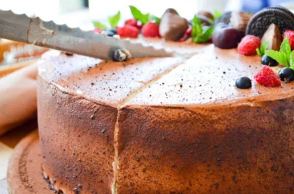 Torta Cioccolato Cacao Suddetto Lamponi Bacche Ribes Nero Biscotti Caramelle — Foto Stock