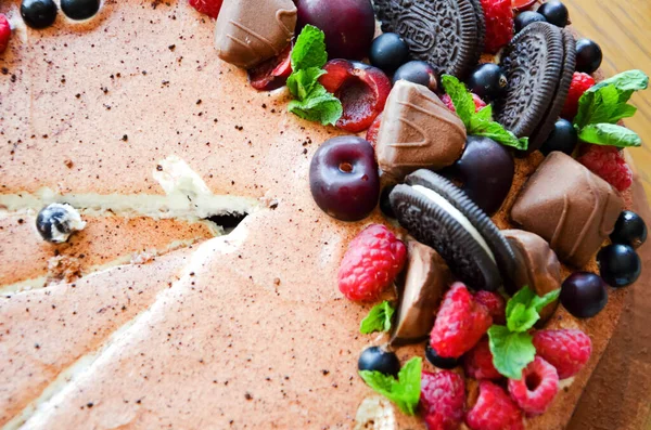 Yukardaki Böğürtlenlerden Kakaolu Pasta Siyah Frenk Üzümü Bisküvi Yuvarlak Tabakta — Stok fotoğraf