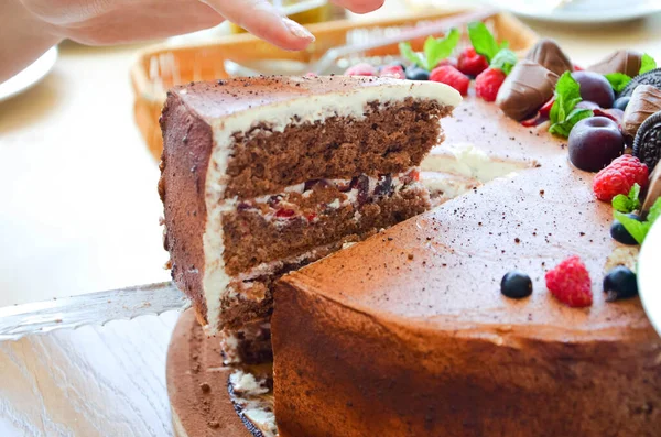 Csokoládé Torta Kakaóban Bogyók Felett Málna Fekete Ribizli Keksz Édesség — Stock Fotó