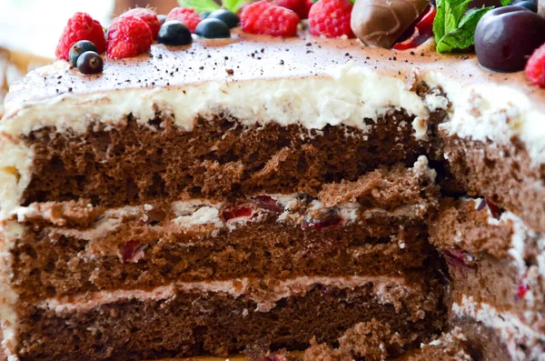 Torta Cioccolato Cacao Suddetto Lamponi Bacche Ribes Nero Biscotti Caramelle — Foto Stock