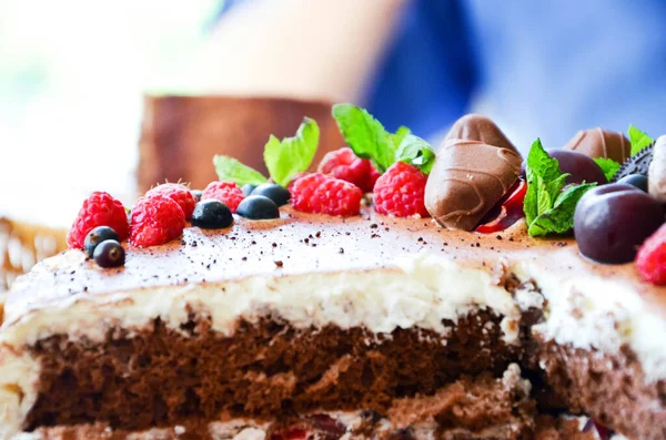 Csokoládé Torta Kakaóban Bogyók Felett Málna Fekete Ribizli Keksz Édesség — Stock Fotó