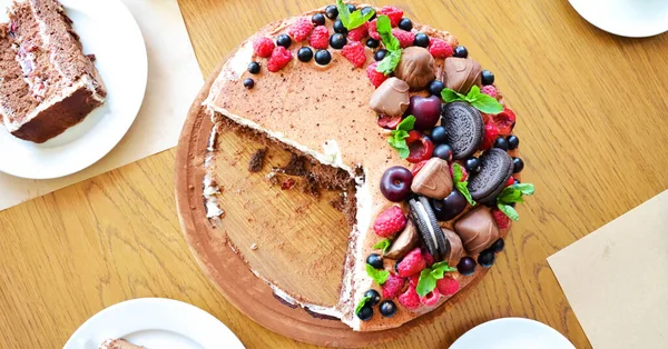 Torta Cioccolato Cacao Suddetto Lamponi Bacche Ribes Nero Biscotti Caramelle — Foto Stock