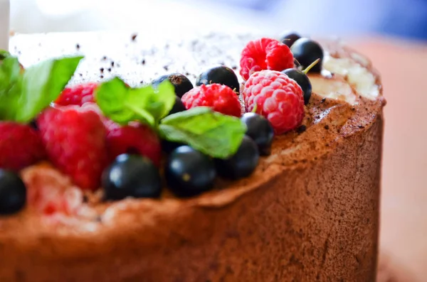 라즈베리 코코아에 초콜릿 케이크 곱슬머리 비스킷 단것들 테이블 케이크 슬라이스 — 스톡 사진