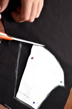 Kendi ellerinle tıbbi siyah bir maske yapıyorsun. DIY koruyucu maskesi. Beyaz arka planda siyah maske. Pamuk maskesi