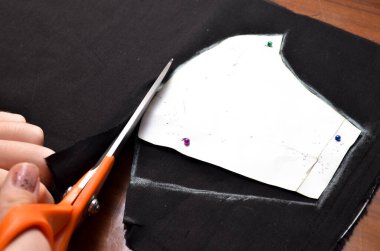 Kendi ellerinle tıbbi siyah bir maske yapıyorsun. DIY koruyucu maskesi. Beyaz arka planda siyah maske. Pamuk maskesi