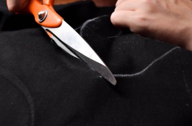 Kendi ellerinle tıbbi siyah bir maske yapıyorsun. DIY koruyucu maskesi. Beyaz arka planda siyah maske. Pamuk maskesi