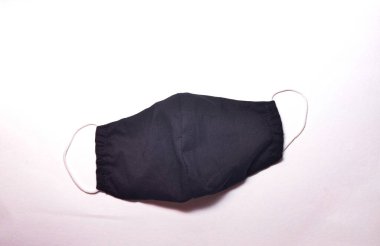 Kendi ellerinle tıbbi siyah bir maske yapıyorsun. DIY koruyucu maskesi. Beyaz arka planda siyah maske. Pamuk maskesi