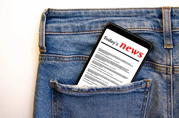 Ekrandaki akıllı telefon, bugünün haberlerini kot pantolonun cebine koydu.