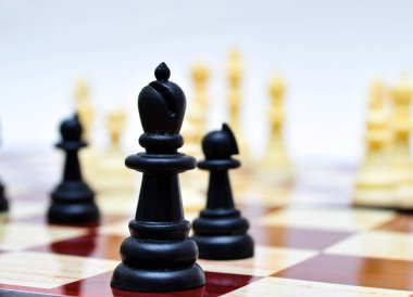 Satranç, satranç tahtası beyaz arka planda yakın plan.