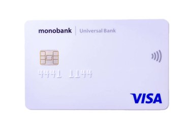 Beyaz kart Monobank. Beyaz arka planda plastik bankamatik beyaz kartı. Monobank. Temmuz, 2020. Kiev, Ukrayna