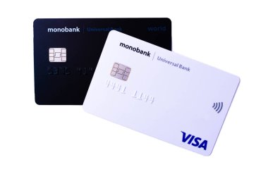 Beyaz ve siyah kart Monobank. Plastik bankamatik, beyaz arka planda siyah beyaz kart. Monobank. Temmuz, 2020. Kiev, Ukrayna