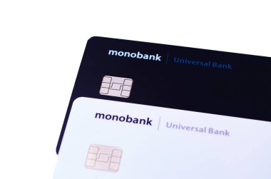 Beyaz ve siyah kart Monobank. Plastik bankamatik, beyaz arka planda siyah beyaz kart. Monobank. Temmuz, 2020. Kiev, Ukrayna