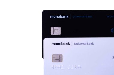 Beyaz ve siyah kart Monobank. Plastik bankamatik, beyaz arka planda siyah beyaz kart. Monobank. Temmuz, 2020. Kiev, Ukrayna