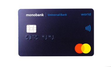 Siyah kart Monobank. Beyaz arka planda siyah plastik kredi kartı. Monobank. Temmuz, 2020. Kiev, Ukrayna