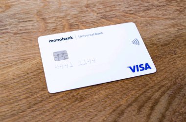 Beyaz kart Monobank. Tahta arka planda plastik bankamatik beyaz kartı. Monobank. Temmuz, 2020. Kiev, Ukrayna