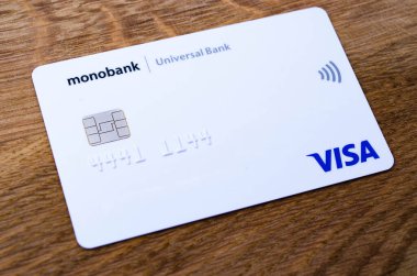 Beyaz kart Monobank. Tahta arka planda plastik bankamatik beyaz kartı. Monobank. Temmuz, 2020. Kiev, Ukrayna