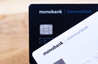 Beyaz ve siyah kart Monobank. Ahşap bir arka planda plastik bir siyah beyaz kart. Monobank. Temmuz, 2020. Kiev, Ukrayna