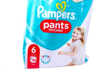 Beyaz arka planda, altı bezli bez ambalajı. Temmuz 2020. Kiev, Ukrayna