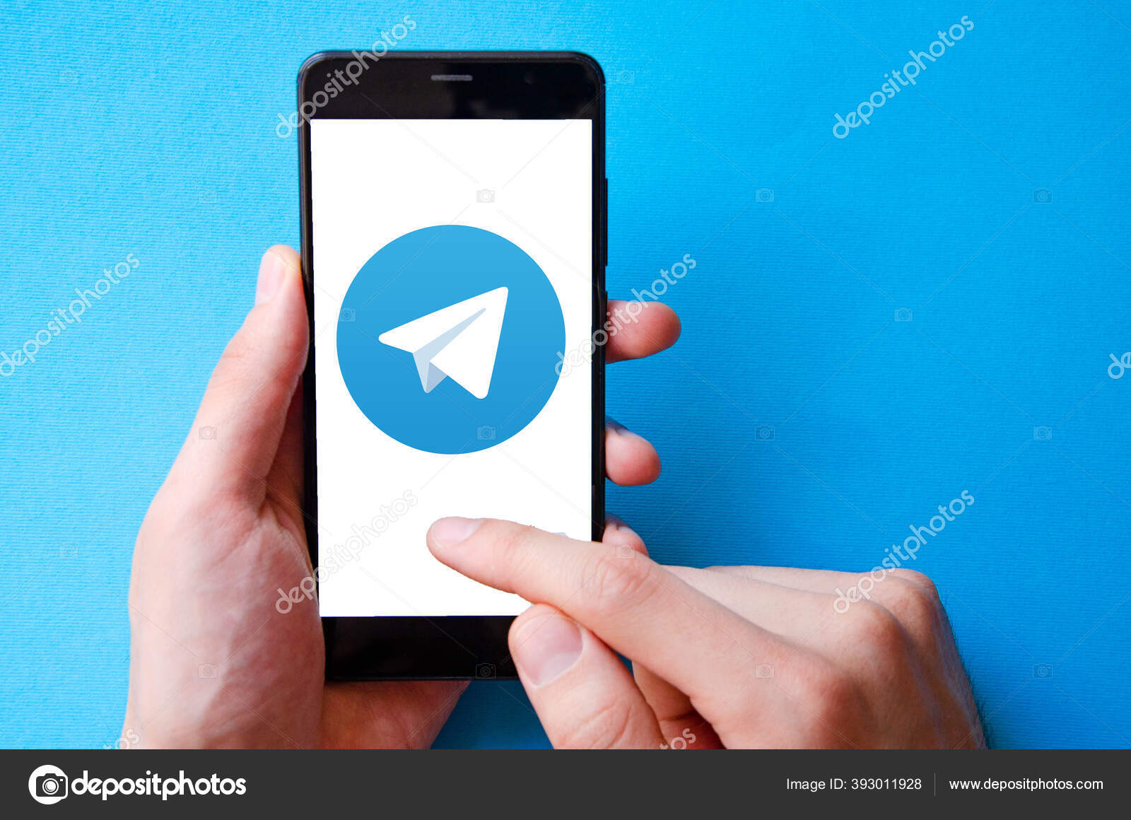 テレグラム 黒の背景にテレグラムスマートフォンの画面上の男性の手の中にスマートフォン 2020年7月 キエフ ウクライナ —  ストック編集用写真©Arthur_Shevtsov#393011928