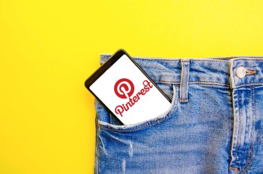 Pinterest. Pinterest akıllı telefon ekranında mavi, sarı, siyah arka planda mavi kot pantolon cebinde akıllı telefon. Ülke Temmuz 2020. Kiev, Ukrayna.