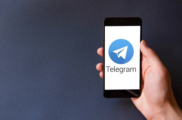 Телеграмма Смартфон Руке Мужчины Экране Смартфона Telegram Синем Желтом Черном — стоковое фото