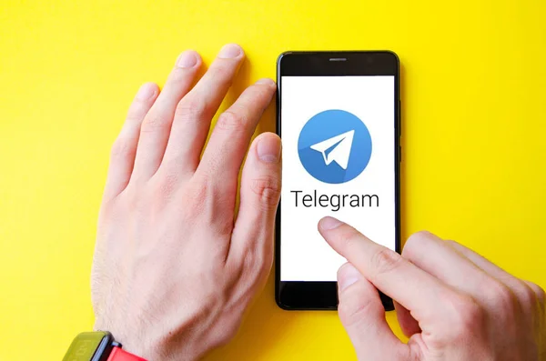 Телеграмма Смартфон Руке Мужчины Экране Смартфона Telegram Синем Желтом Черном — стоковое фото